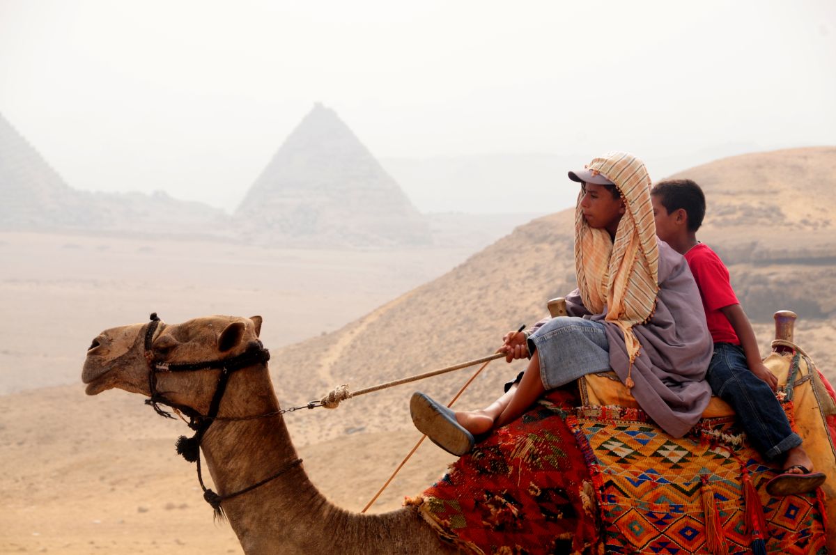 Kairon pyramidien kameliratsukko