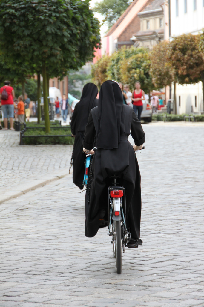 Nunnat pyöräilevät