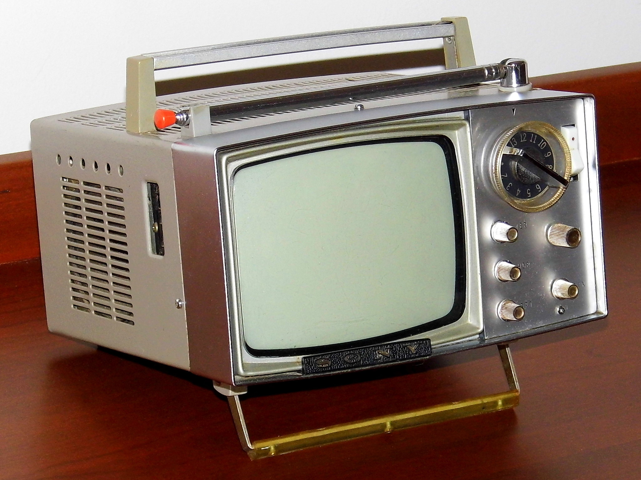 Первый телевизор купить. Sony tv5-303. Телевизор Sony 1970. Транзисторный Sony телевизор. Sony первый транзисторный телевизор 1960.
